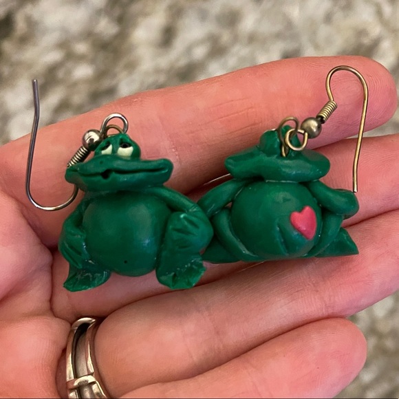 Vintage Frog Toad Love Heart Bottom Earrings Green Dangle Earrings - Picture 3 of 4